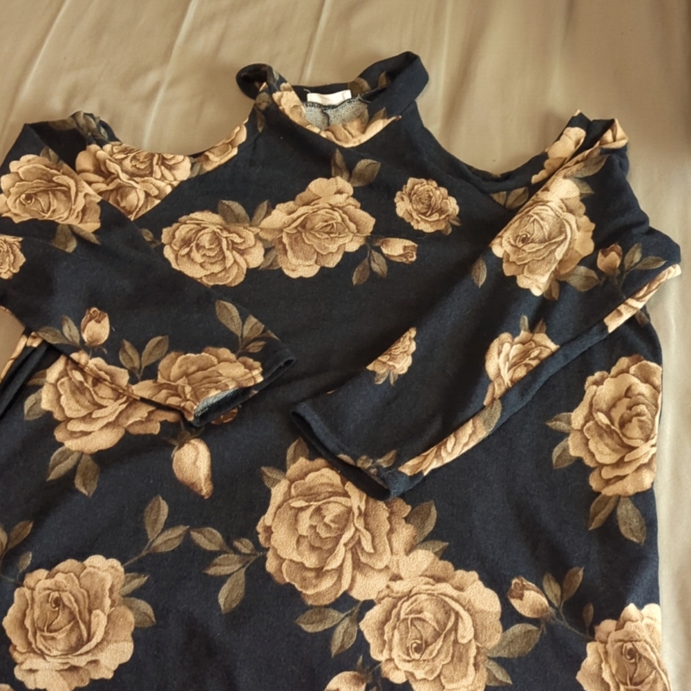 Cold shoulder sweater. 3x.
